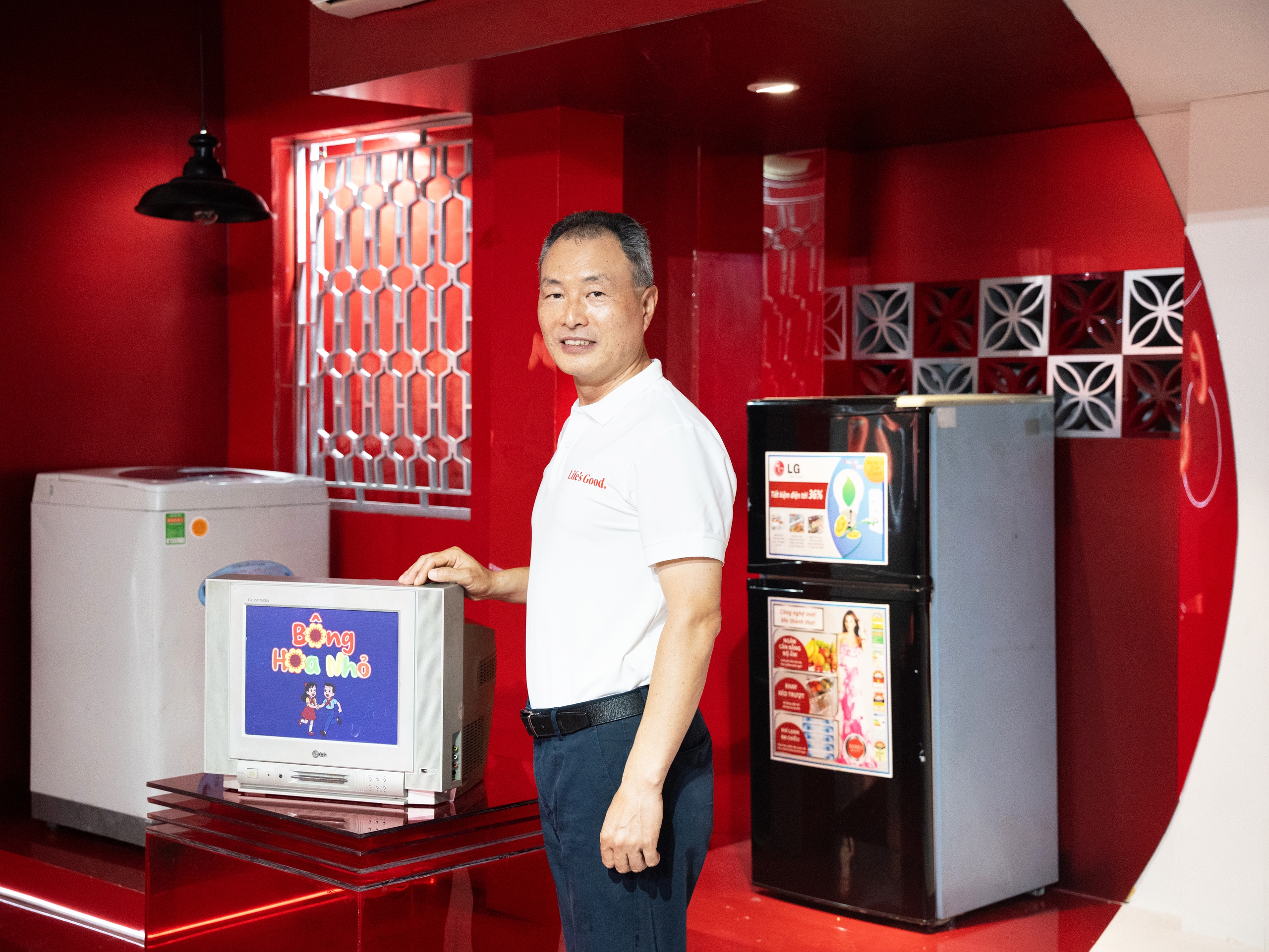 Khám phá triển lãm "The Art-ffection by LG": Dấu ấn ba thập kỷ đồng hành cùng người Việt - Ảnh 2.