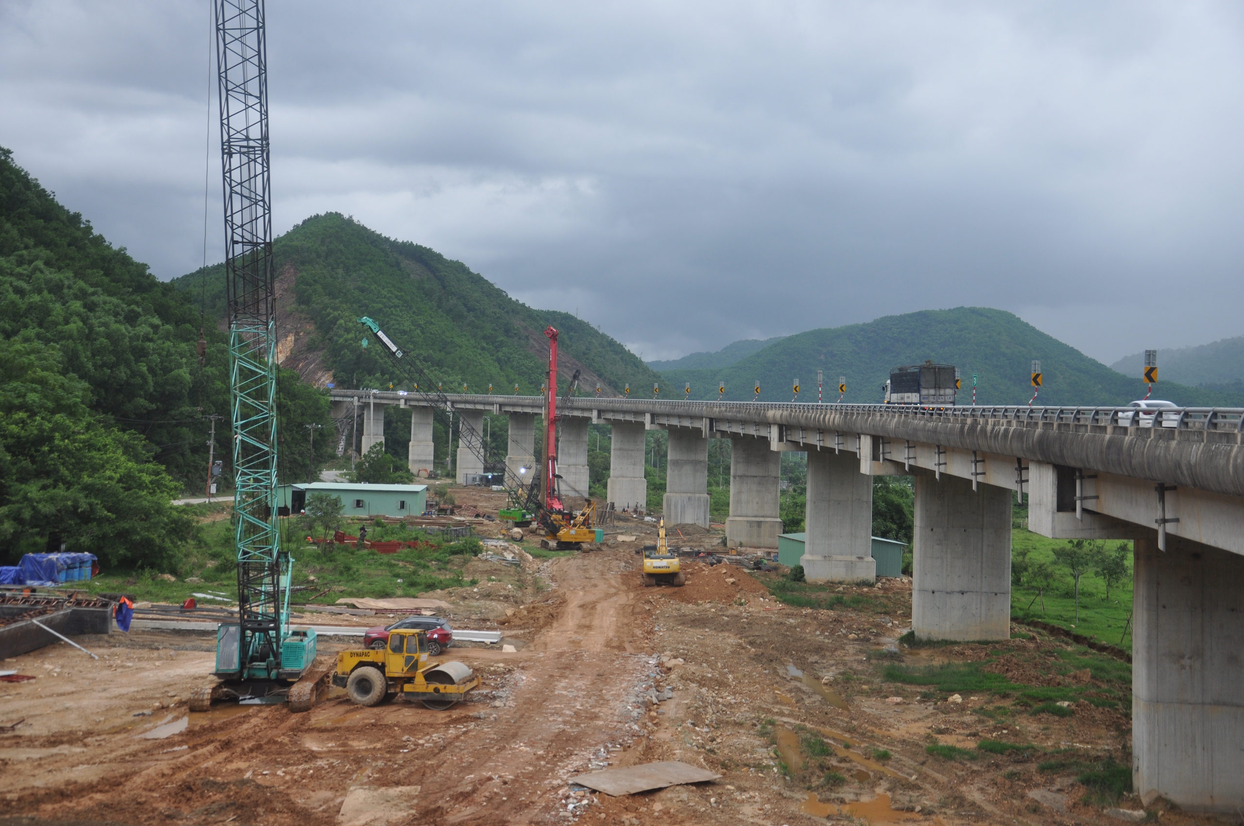 Có sẵn mặt bằng, nhà thầu tổng lực thi công cao tốc La Sơn - Hoà Liên - Ảnh 1.