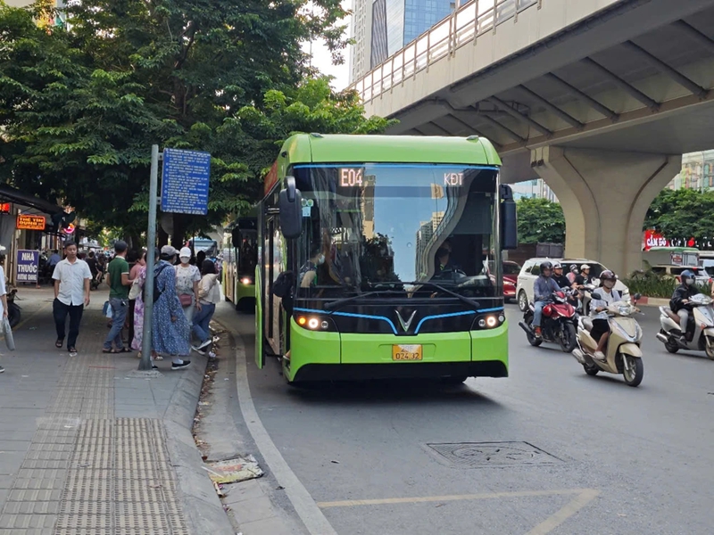 Hà Nội: Tăng cường 20 tuyến buýt kết nối với Trung tâm Hội chợ triển lãm quốc gia- Ảnh 1.