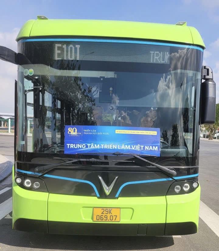 Hà Nội: Tăng cường 20 tuyến buýt kết nối với Trung tâm Hội chợ triển lãm quốc gia - Ảnh 1.