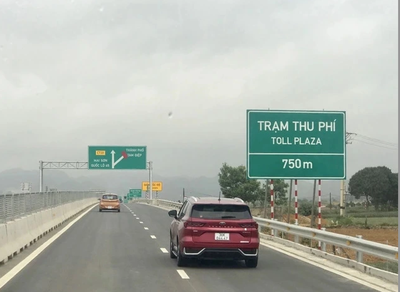 Lái ô tô trên cao tốc thế nào để xe sau không ức chế - Ảnh 2.