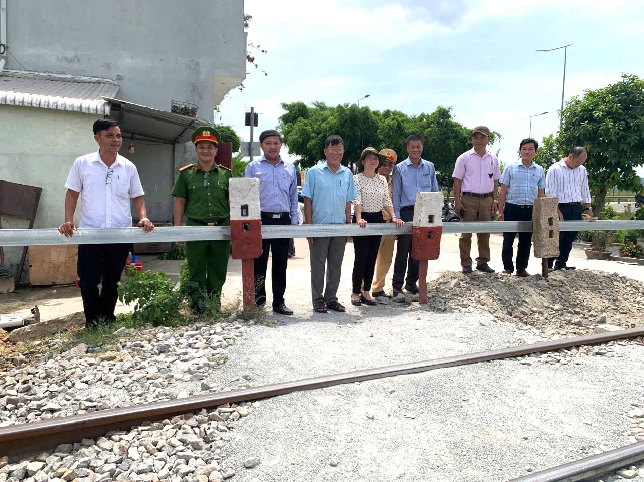 Quảng Ngãi đóng lối đi tự mở qua đường sắt đã từng xảy ra nhiều vụ TNGT chết người - Ảnh 1.