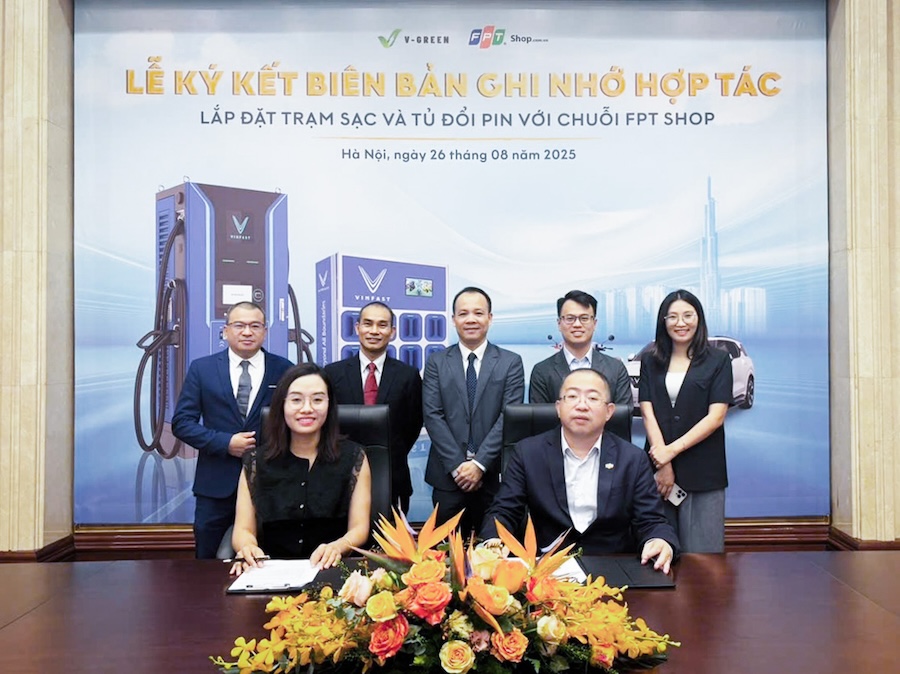 V-Green và FPT Retail hợp tác triển khai hàng nghìn điểm sạc ô tô điện và đổi pin xe máy điện- Ảnh 1.