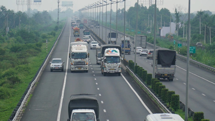 Xe tải chuyển làn thế nào để đảm bảo an toàn? - Ảnh 1.