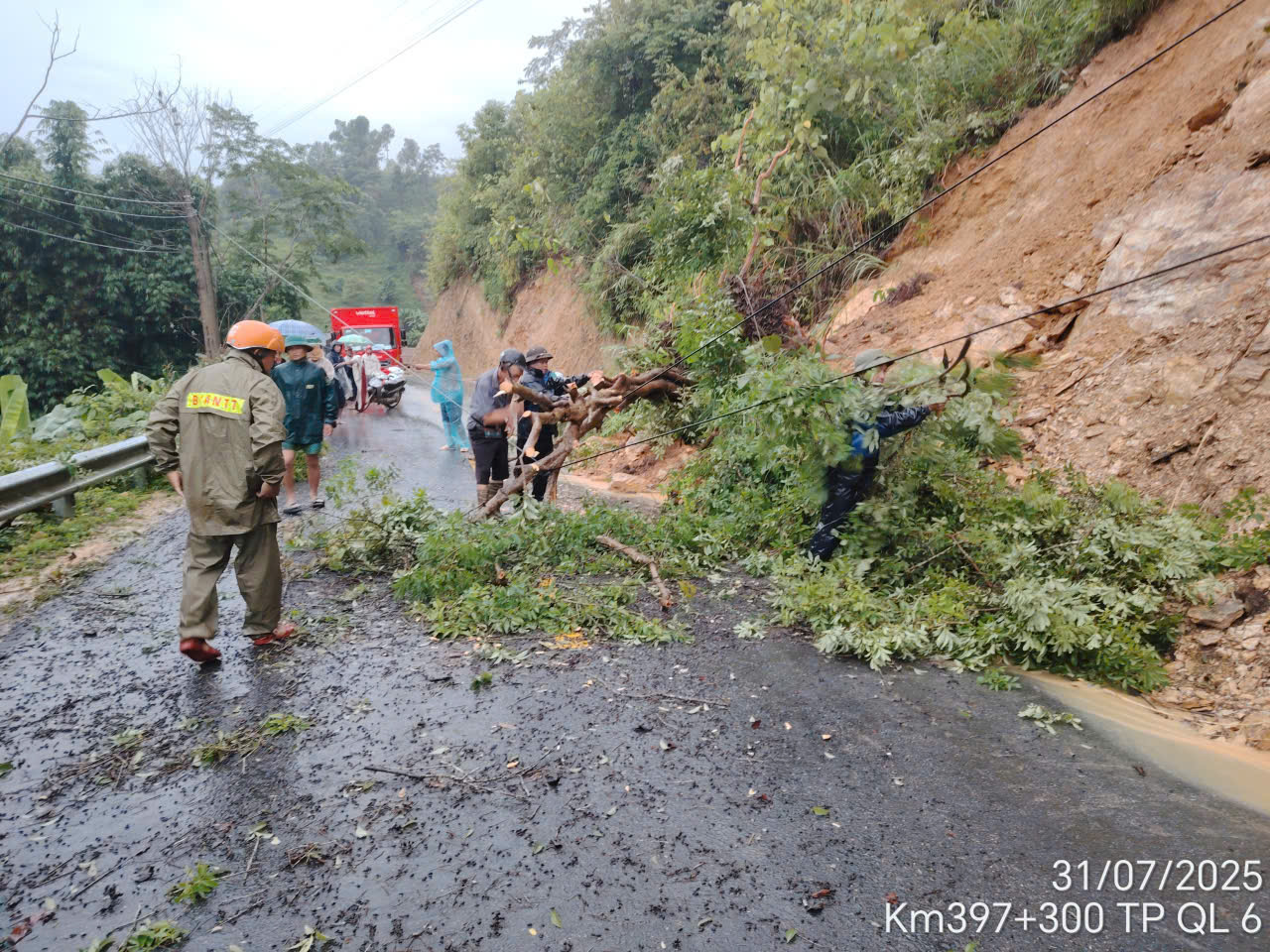 Hỗ trợ các địa phương khắc phục hậu quả bão lũ - Ảnh 3.
