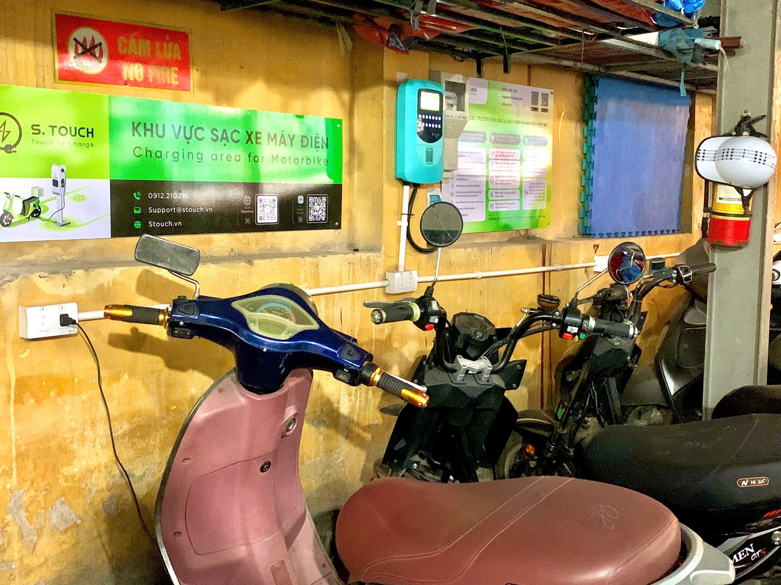 Sạc xe máy điện tại nhà thế nào an toàn?- Ảnh 1.