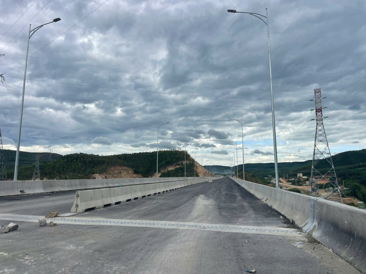 Nhà thầu dốc lực hoàn thành đoạn cao tốc Chí Thạnh - Vân Phong- Ảnh 2.