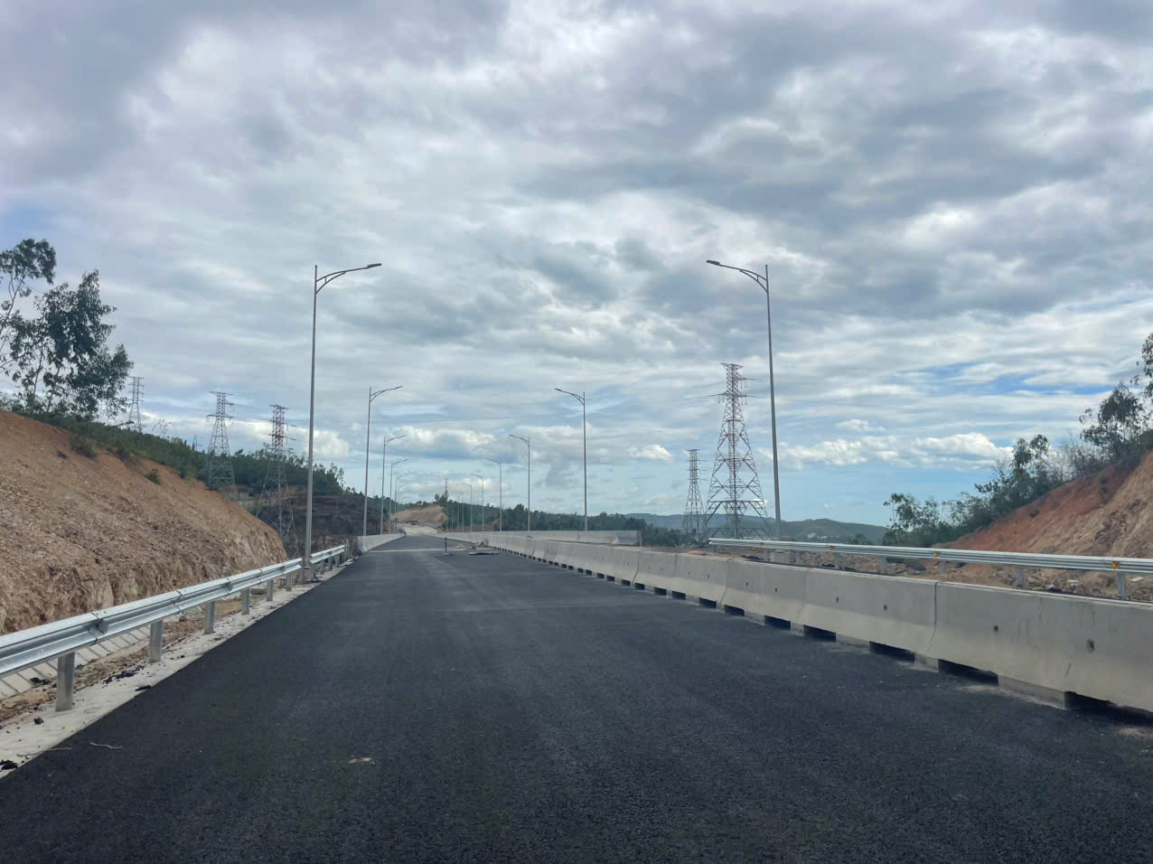 Nhà thầu dốc lực hoàn thành đoạn cao tốc Chí Thạnh - Vân Phong- Ảnh 3.