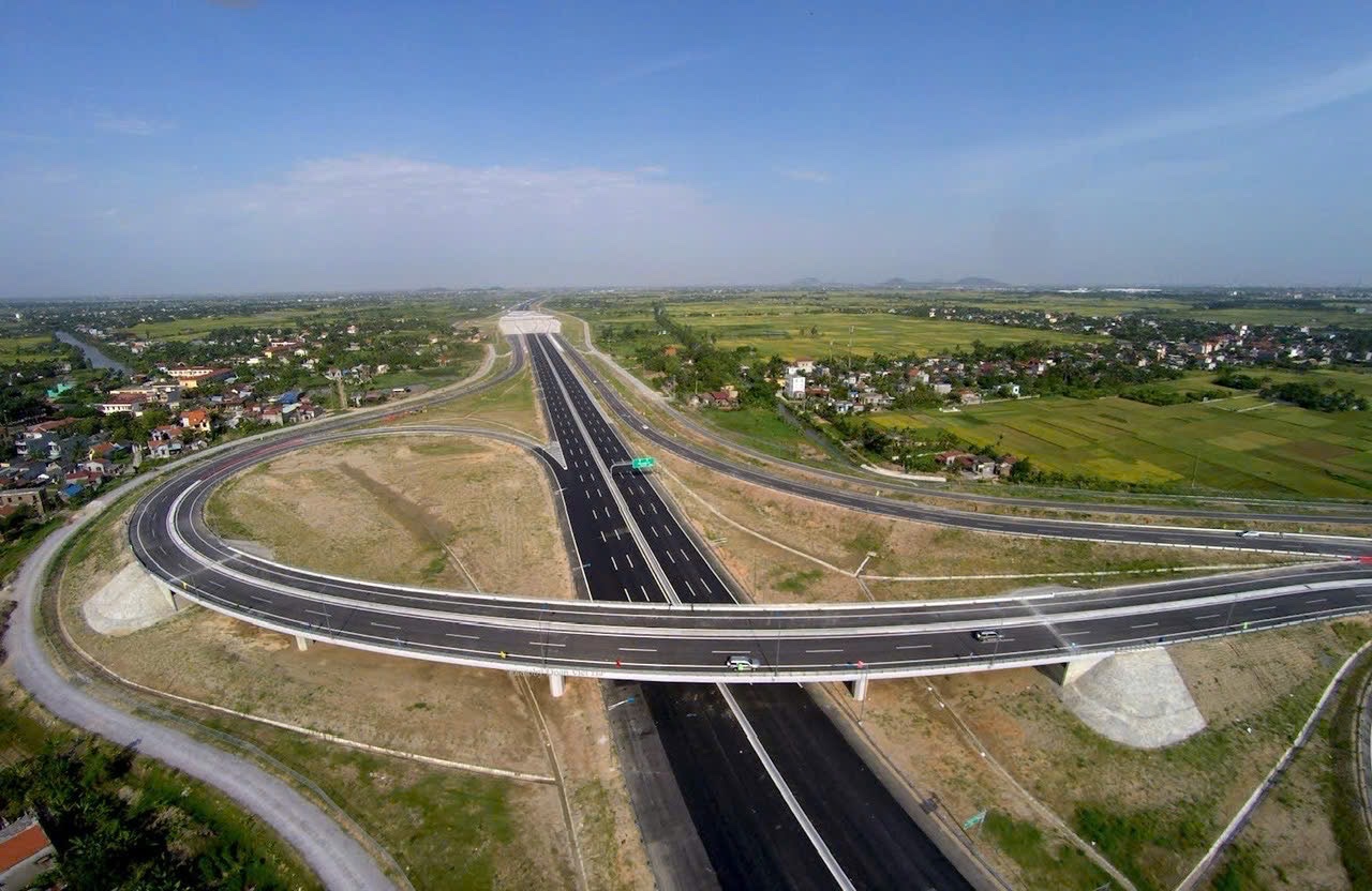 Phấn đấu đưa 3.000 km đường bộ cao tốc vào khai thác - Ảnh 1.