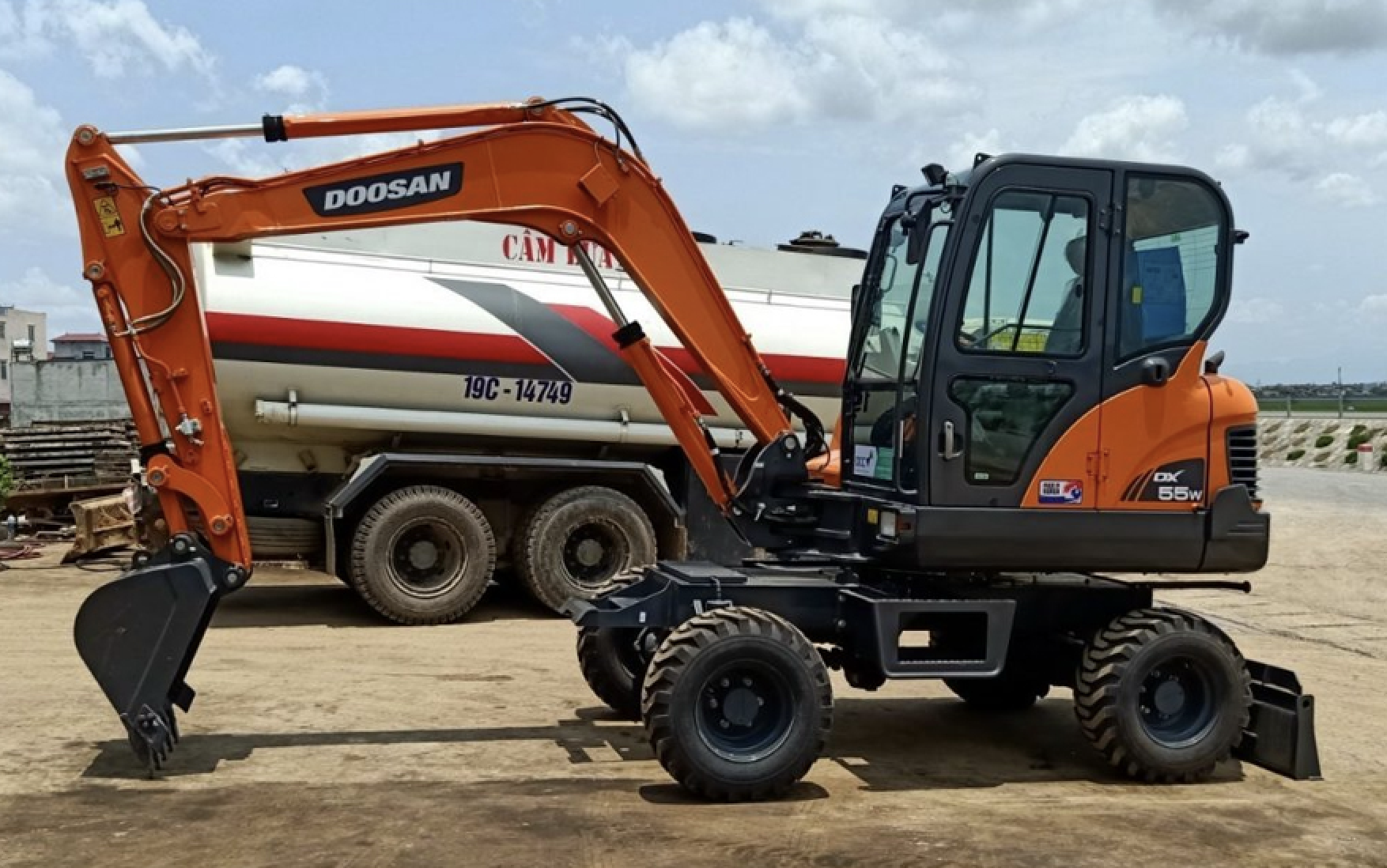 Nên mua máy xúc bánh xích hay máy xúc bánh lốp? - Ảnh 2.