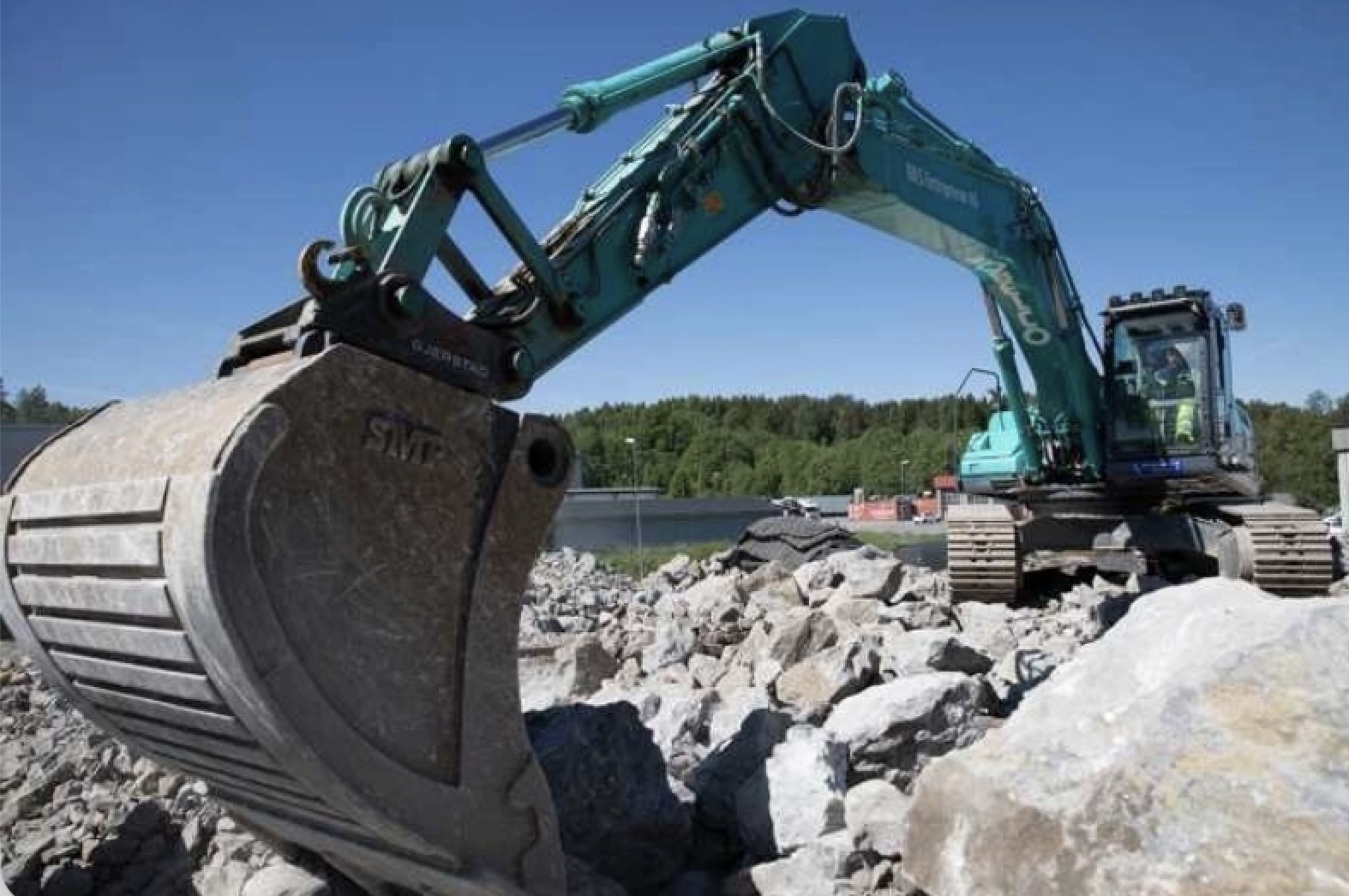 Những mẹo giúp tiết kiệm nhiên liệu máy xúc đào trong xây dựng - Ảnh 1.