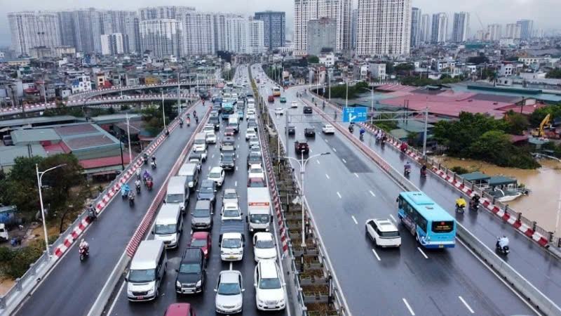 Hà Nội: Cấm phương tiện có tải trọng trên 18 tấn từ cầu Vĩnh Tuy rẽ phải đi Nguyễn Khoái - Ảnh 1.
