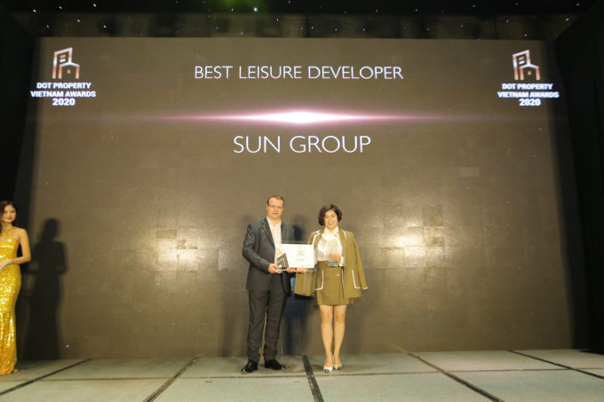 Đại diện Sun Group nhận giải thưởng Nhà phát triển