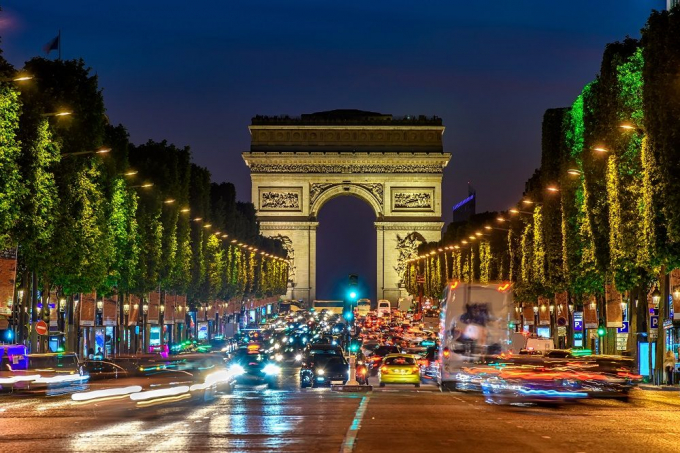 Đại lộ Champs-Élysées lung linh về đêm