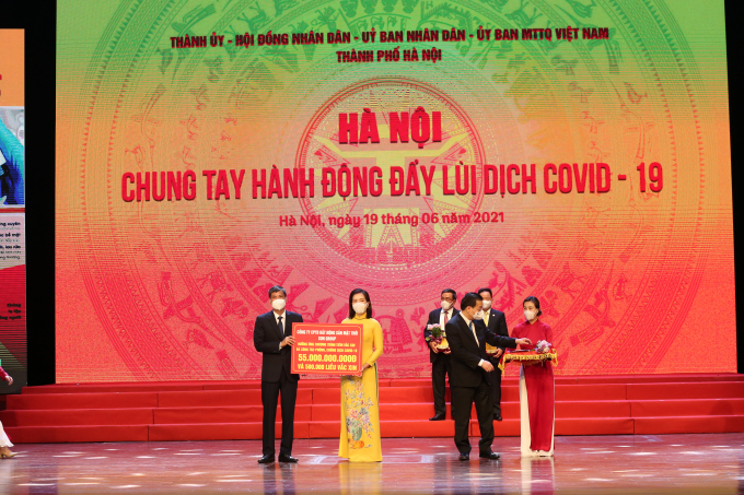 Tập đoàn Sun Group trao tặng Quỹ Vắc xin Hà Nội 55