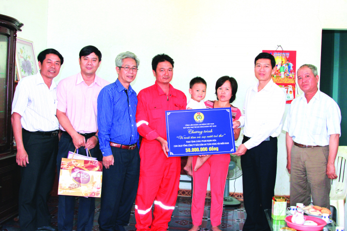 1 Tổng Liên đoàn Lao động Việt Nam trao tặng 50 tr