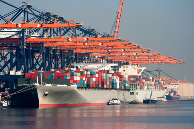 Ảnh 2 - Một tàu container đang cập cảng Rotterdam