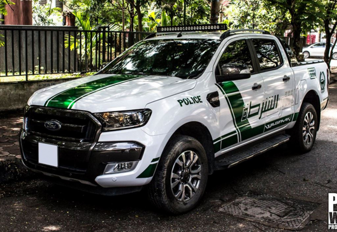Ford Ranger Wildtrak dán tem cảnh sát Dubai