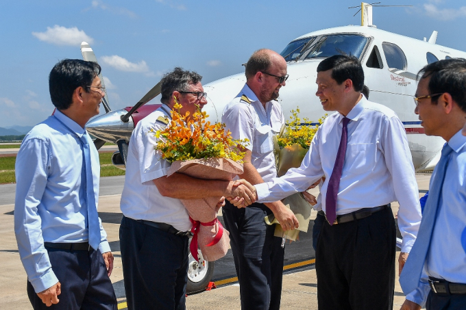 Lãnh đạo tỉnh Quảng Ninh tặng hoa phi công hoàn th