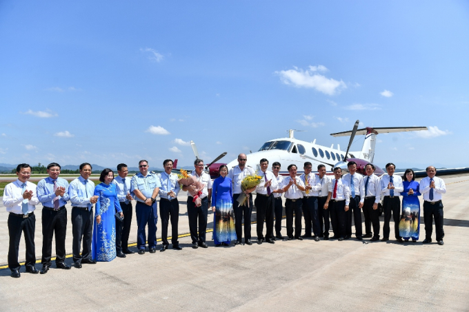 Lãnh đạo tỉnh Quảng Ninh tặng hoa phi công hoàn th