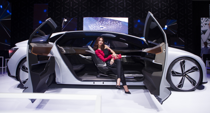 Đại sứ Thanh Hằng sang chảnh bên mẫu concept Audi 