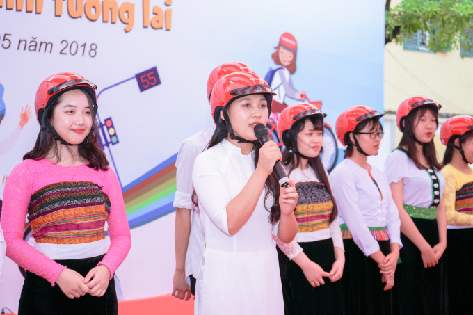 Em Trần Ngọc Linh - học sinh lớp 11D2 Trường THPT 