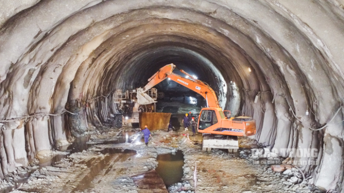 Công nhân thi công hầm Thung Thi thuộc dự án cao tốc Mai Sơn - QL45