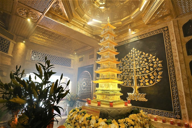 Bảo tháp lưu ly 7 tầng lưu giữ ngọc Xá lợi Phật