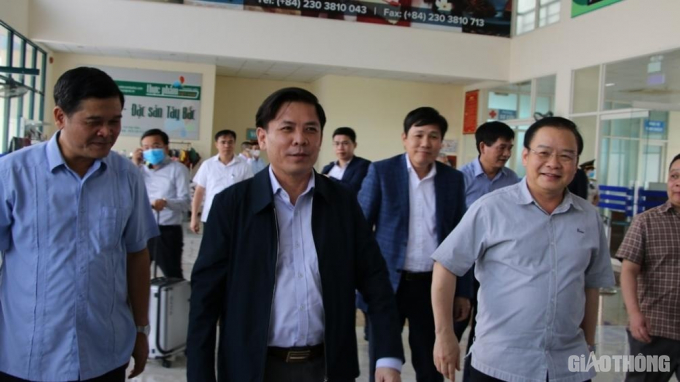 bộ trưởng Nguyễn văn thể thị sát sân bay điện biên
