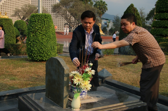 Bộ trưởng thắp nhang viễng Liệt Sĩ tại nghĩa trang