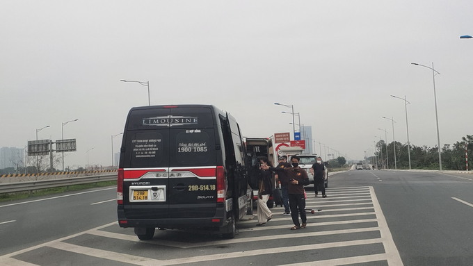 Xe khách nối đuôi nhau đón khách trên đường cao tốc Hà Nội - Hải Phòng.