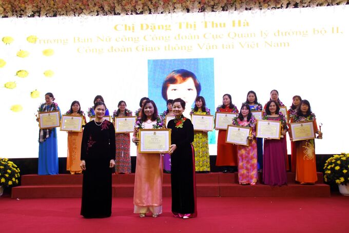 Đ/c Đặng Thị Thu Hà, Ủy viên Ban Thường vụ, Trưởng ban Nữ công Công đoàn Cục Quản lý đường bộ II,Công đoàn Tổng Cục Đường bộ Việt Nam được vinh danh tại hội nghị biểu dương 90 cán bộ nữ công tiêu biểu toàn quốc.