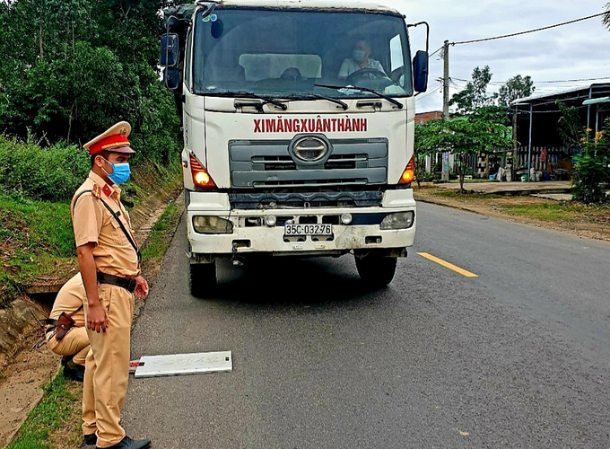 Lực lượng CSGT Đội 2, Phòng CSGT tỉnh Quảng Nam kiểm tra xử lý xe quá tải trên QL14B đoạn qua huyện Đại Lộc, tỉnh Quảng Nam