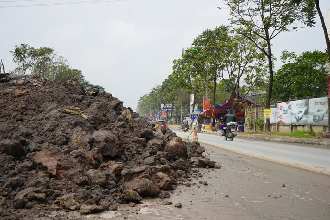 Bùn đất được đổ trực tiếp dưới lòng đường giao thông mà không có biện pháp cảnh báo,   rào chắn theo quy định (Ảnh chụp ngày 16/3).