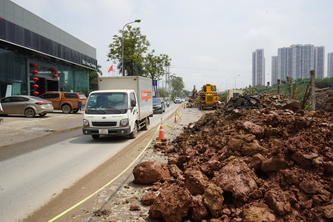 Mặt đường lầy lội bùn đất trước cửa hàng ô tô Trung Thượng, Km8 đường gom Đại lộ Thăng Long (Ảnh chụp ngày 16/3).