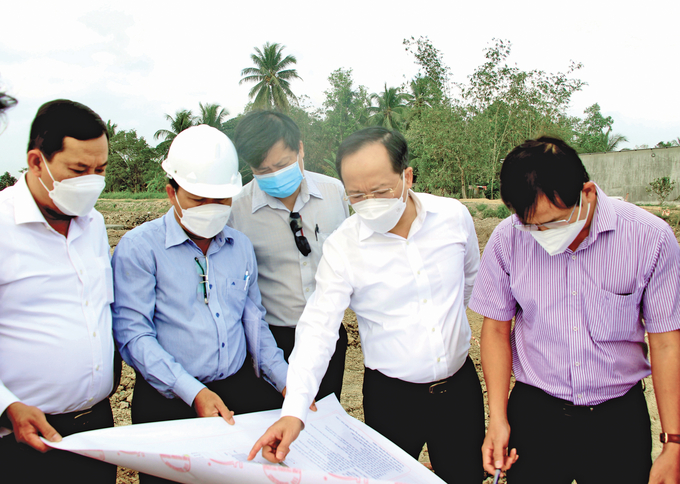 Thứ trưởng Bộ GTVT Nguyễn Duy Lâm (người thứ hai từ phải sang) kiểm tra công trường dự án cao tốc Mỹ Thuận - Cần Thơ