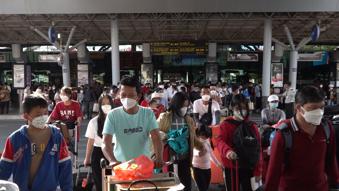 Lượng hành khách qua cảng hàng không Tân Sơn Nhất ngày mùng 4 Tết Nhâm Dần đạt gần 100.000 lượt khách - ảnh Nguyên Phạm