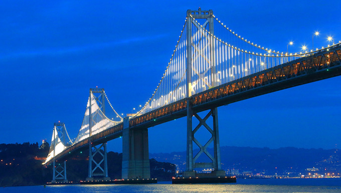 Cầu Bay Bridge (Mỹ) - một trong những cây cầu đắt đỏ nhất thế giới 
(tổng vốn xây dựng 6,4 tỷ USD thời điểm năm 2013)
