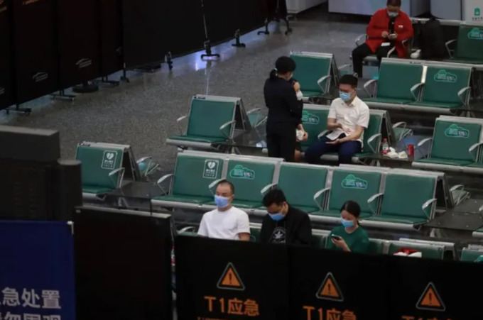 Người thân của các hành khách xấu số đã đến sân bay quốc tế Bạch Vân, thành phố Quảng Châu, thủ phủ của tỉnh Quảng Đông để chờ đợi tin tức.