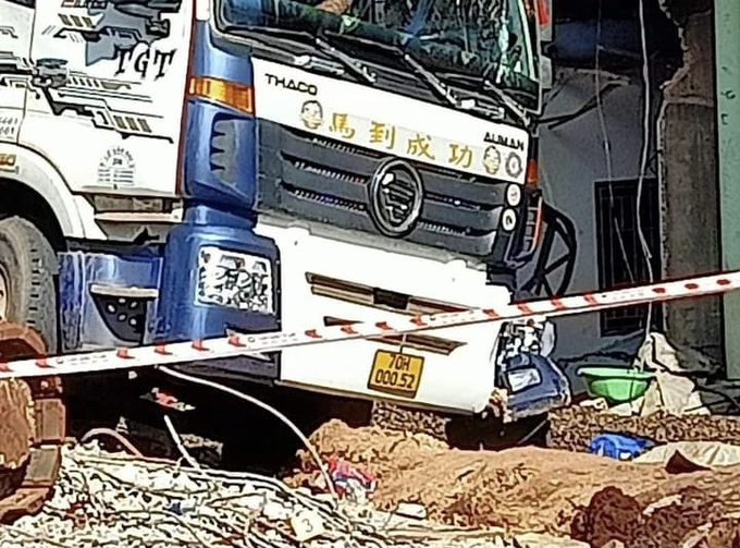 Chiếc xe tải được lực lượng cứu hộ cẩu lên sau khi gây tai nạn