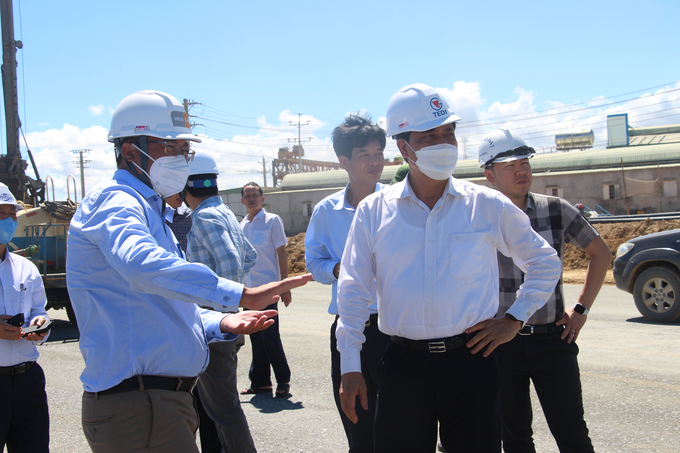 Thứ trưởng Bộ GTVT Nguyễn Ngọc Đông (bên phải) kiểm tra dự án cao tốc Vĩnh Hảo - Phan Thiết