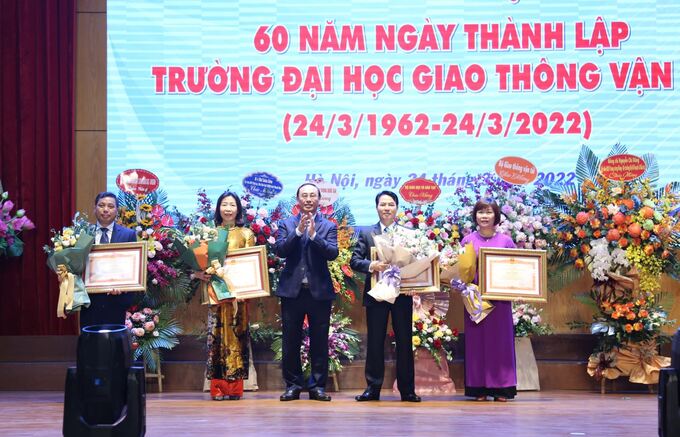 Thứ trưởng Bộ GTVT Lê Đình Thọ trao Bằng khen của Thủ tướng Chính phủ cho 2 tập thể, gồm Trường Đại học GTVT, Khoa Khoa học cơ bản và 3 cá nhân của Nhà trường