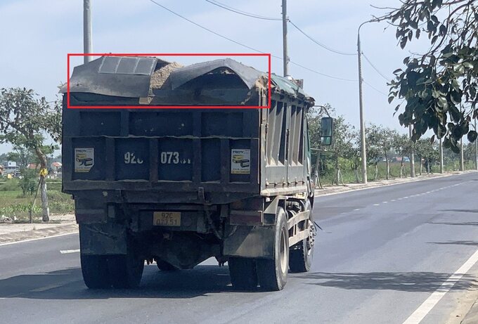 Xe chở cát cơi nới thành thùng lưu thông trên tuyến ĐT.609 đoạn đi qua thị xã Điện Bàn