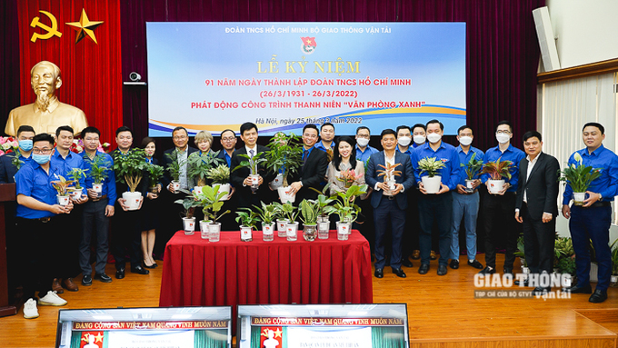 Thứ trưởng Bộ GTVT Lê Anh Tuấn, các đại biểu và Ban Thường vụ Đoàn Thanh niên Bộ GTVT phát động triển khai công trình thanh niên Văn phòng xanh