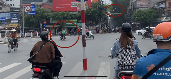 Lái xe có hành vi lạng lách, đánh võng, thậm chí vượt đèn đỏ tại đường Đê La Thành - Hào Nam.