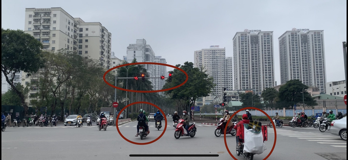 Cùng một thời điểm, 2 tài xế xe ôm của hãng xe công nghệ vô tư vượt đèn đỏ tại đường Lê Đức Thọ (Q. Nam Từ Liêm).