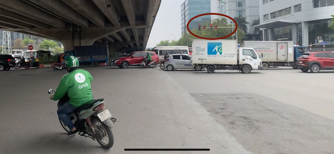 Hai lái xe mặc áo Grab cùng vượt đèn đỏ ở nút giao Phạm Hùng - Tôn Thất Thuyết (Cầu Giấy, Hà Nội).