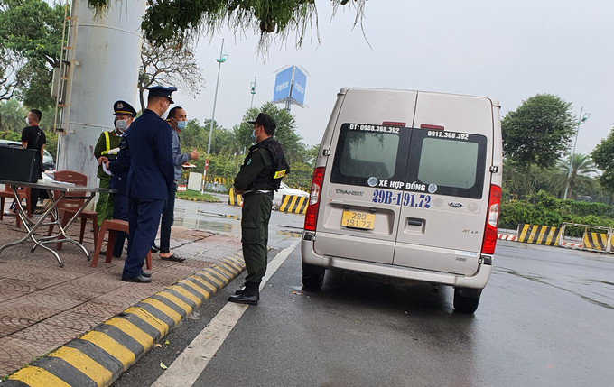 Lực lượng liên ngành huyện Sóc Sơn thường xuyên kiểm tra, xử lý xe khách trá hình tại CHK quốc tế Nội Bài, song nhiều vi phạm vẫn bị bỏ lọt