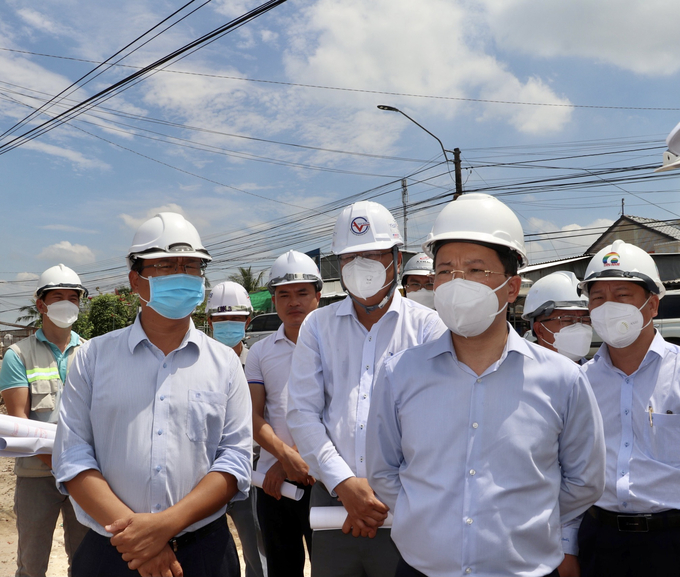Ông Phan Duy Lai - Phó Giám đốc Ban QLDA Mỹ Thuận (bên trái) báo cáo tiến độ dự án cao tốc Mỹ Thuận - Cần Thơ với Thứ trưởng Bộ GTVT Nguyễn Duy Lâm (bên phải)