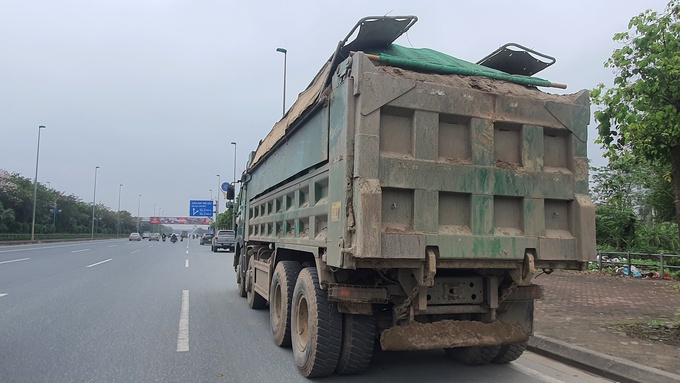 Sau khi chất đầy tải, có ngọn trên xe, các phương tiện đi ra đường đê An Dương Vương - cầu Nhật Tân - Võ Nguyên Giáp. Đích đến là dự án xây dựng nằm ở huyện Đông Anh (Hà Nội).